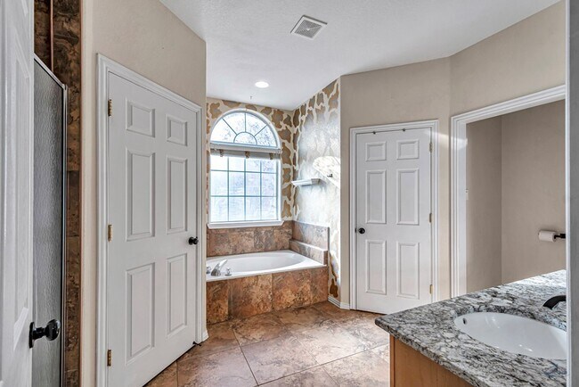 Building Photo - 6915 Robbie Rd