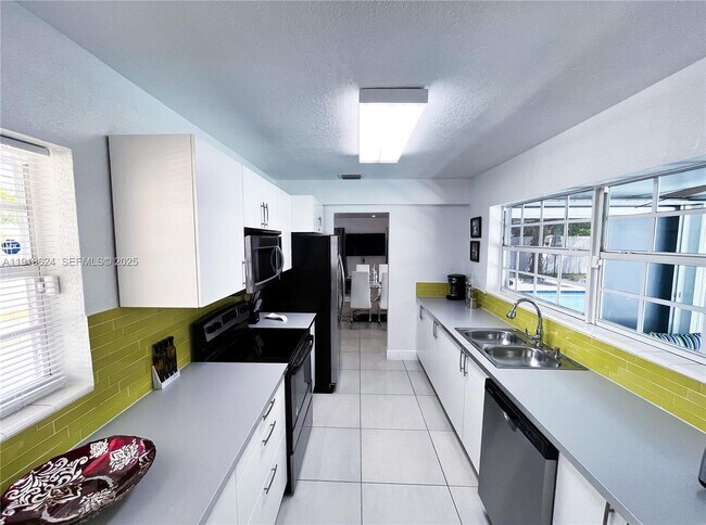 Building Photo - 4420 NW 30th Ct