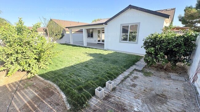 Building Photo - 3 bedroom 2 bathroom home located in a cul- de- sac in a Southwest Bakersfield neighborhood