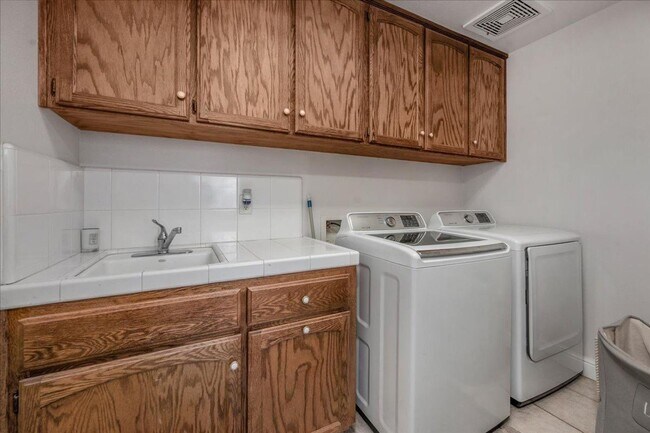 Building Photo - Beautiful North Clovis 3/2.5 Home in Gated Community