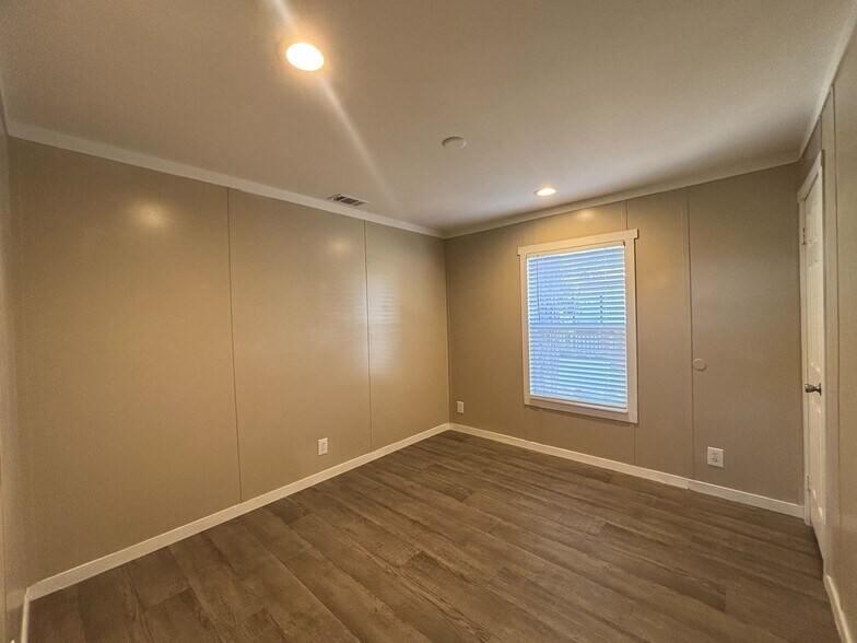 Building Photo - 118 E Semands St