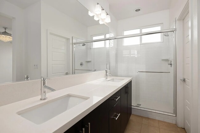 Building Photo - 370 Broadway Dr