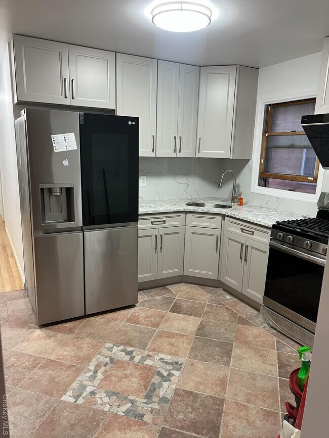 Building Photo - 196-54 44th Ave