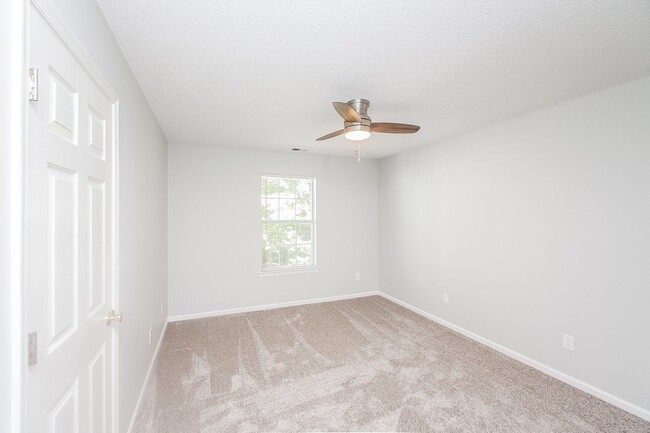 Building Photo - 2 Bedroom 2.5 Bathrooms in South Chesapeake