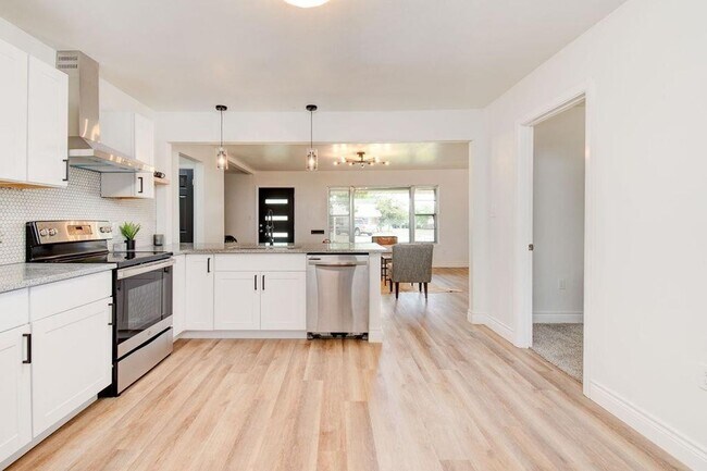 Building Photo - AVAILABLE FOR PRE-LEASE - Modern & Charming 3 Bedroom