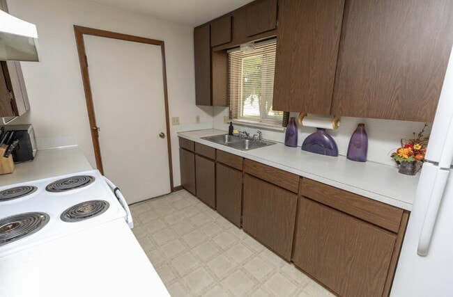 Building Photo - 2 Bedroom Duplex with Attached Garage $105...