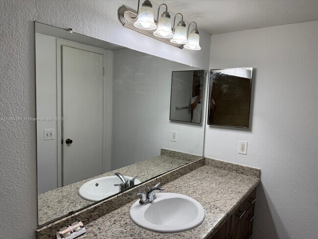 Building Photo - 12510 Vista Isles Dr