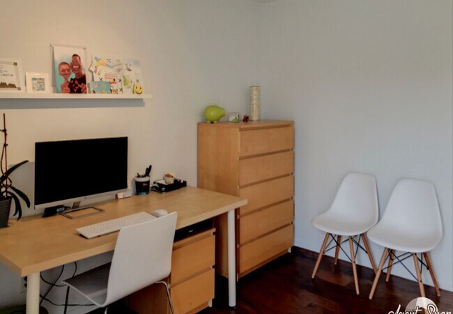 Building Photo - Rare 3 bed 2 bath Townhome available now.