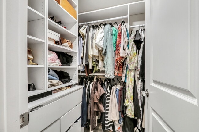 Building Photo - 658 White Ct