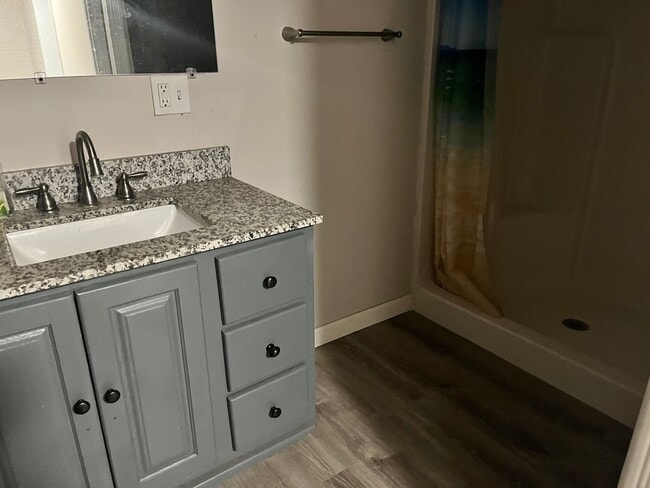 Building Photo - **Spacious 5-Bedroom Home with Modern Upda...