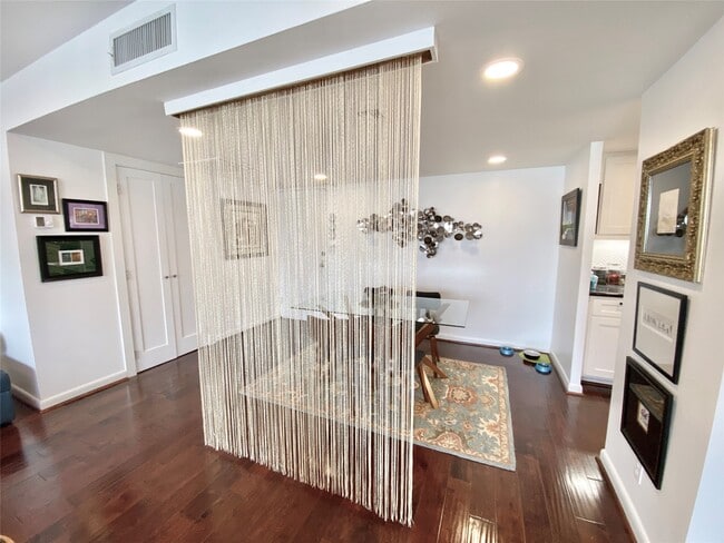 Building Photo - 2016 Main St