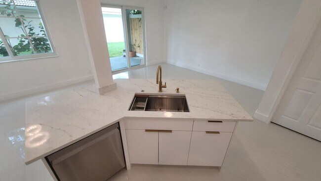 Building Photo - 2345 Spanish Wells