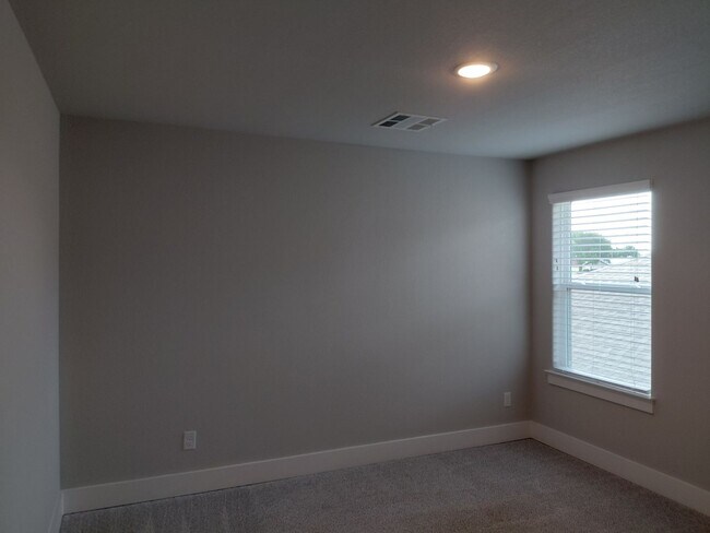 Building Photo - 3/2/2 - FENCED BACKYARD!!! GREAT NEIGHBORHOOD - Godley ISD - Summer Specials!