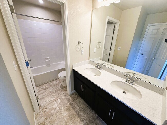 Building Photo - Beautiful 3 Bedroom Home (Available Immedi...