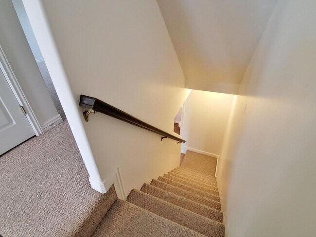 Building Photo - 2-3 Bd 2.5 Bath Townhome in Draper