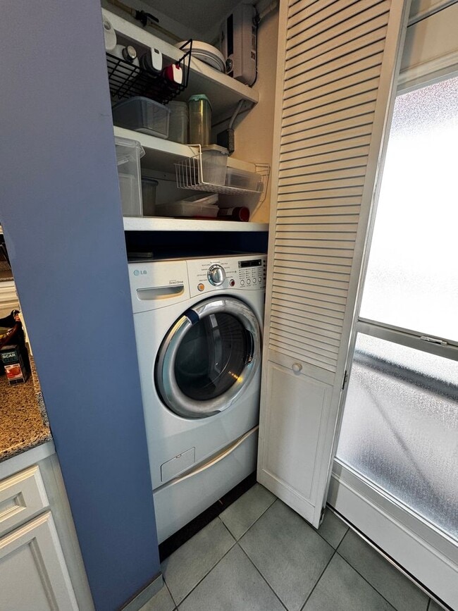 Building Photo - Oceanfront Condo!