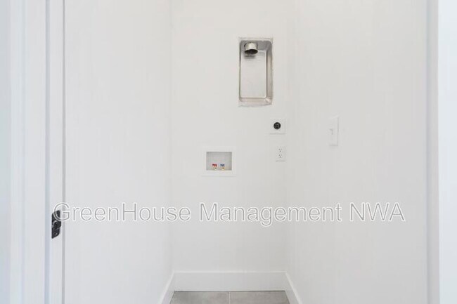 Building Photo - 333 SW Sweetspire Ct