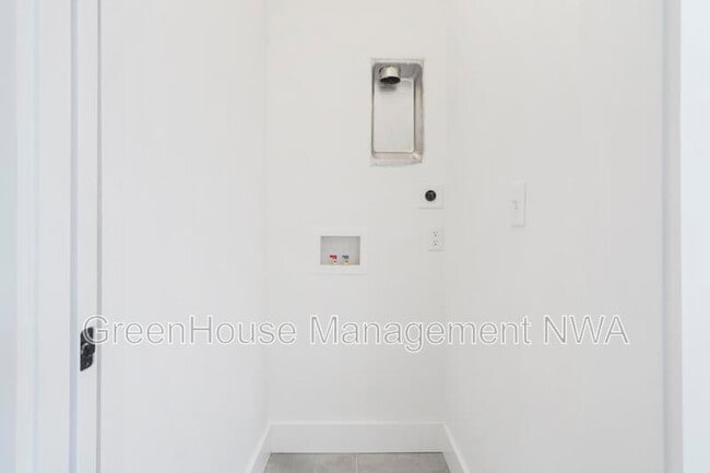 Building Photo - 627 SW C St