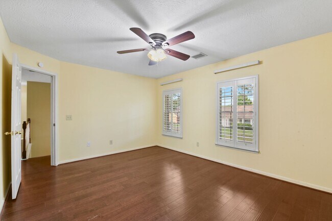 Building Photo - Freshly Painted Beauty with Spacious Outdo...