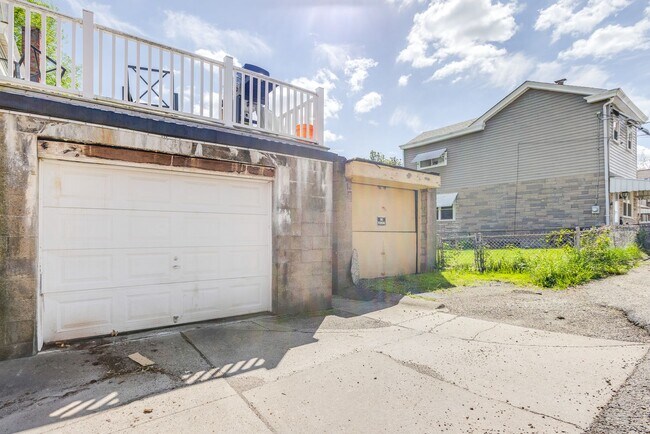 Building Photo - 2324 Berg St