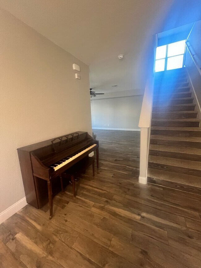 Building Photo - Rare Huge 5 Bedroom in Leander, TX