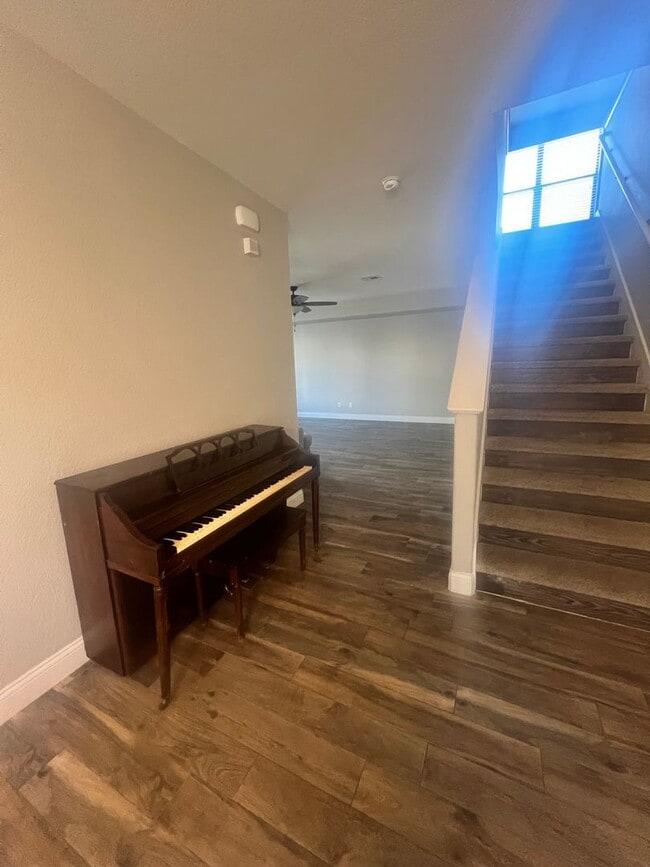 Building Photo - Rare Huge 5 Bedroom Off Crystal Falls