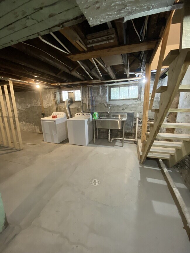 Building Photo - Newly Renovated 2-Bedroom with Soaring Ceilings & Bonus Reading Nook
