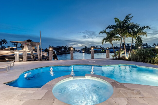 Building Photo - 2005 N Riverside Dr