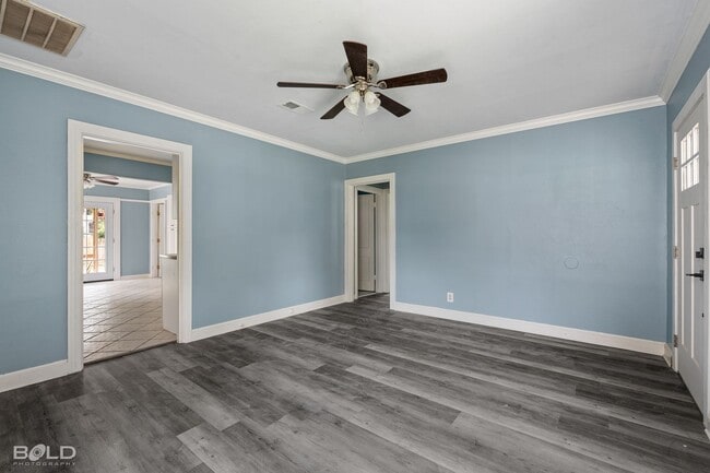 Building Photo - 237 E Elmwood St