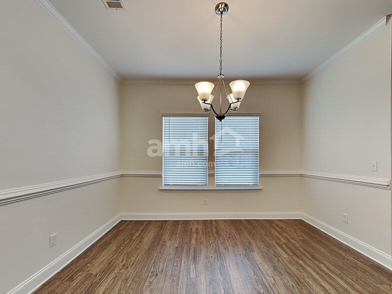 Building Photo - 215 Dogwood Cir