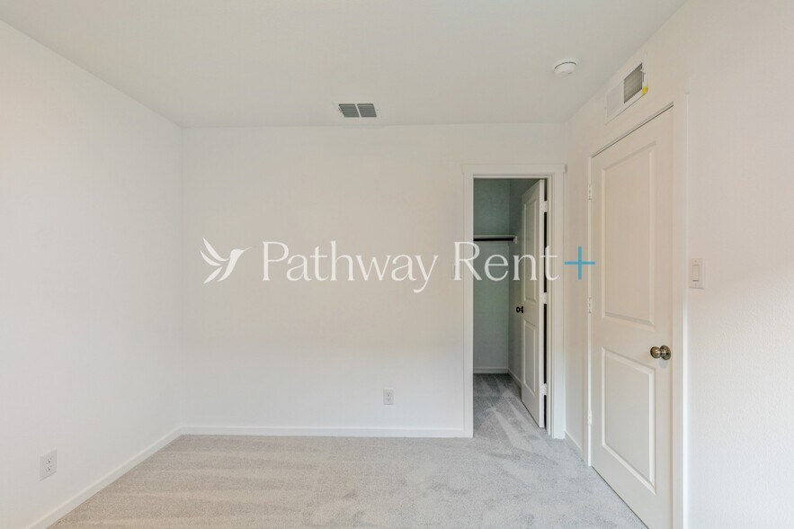 Building Photo - 1255 Falcon Hts Dr