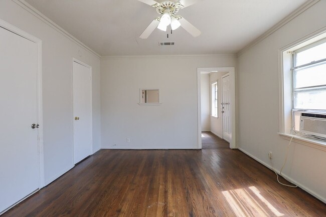 Building Photo - 1 Bedroom Duplex Available Immediately!