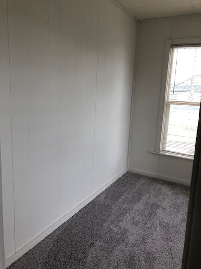 Building Photo - 27 8th Ave W