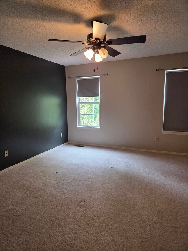 Primary bedroom - 2120 S Azalea Ln