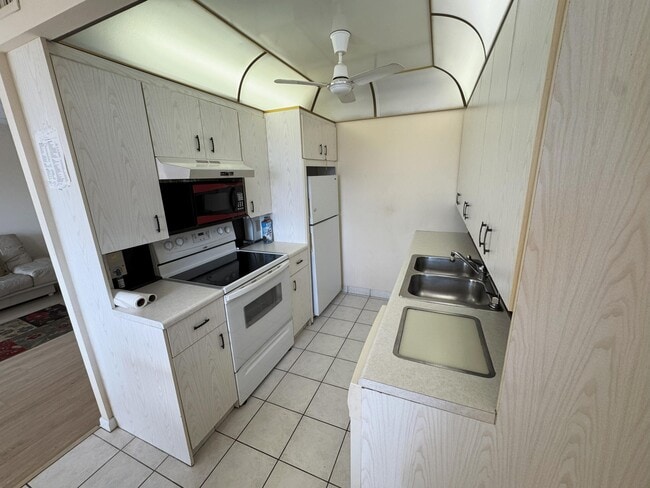 Building Photo - 4075 Cornwall D