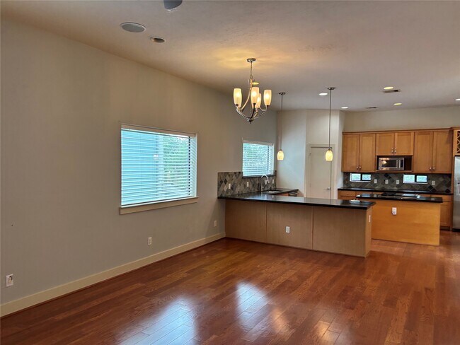 Building Photo - 1510 W 26th St