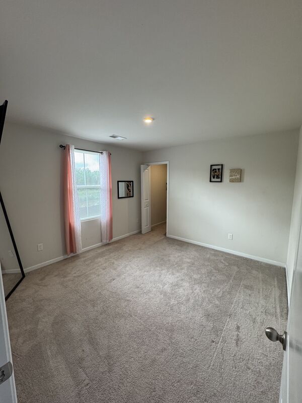 Building Photo - 102 Castlebrook Dr