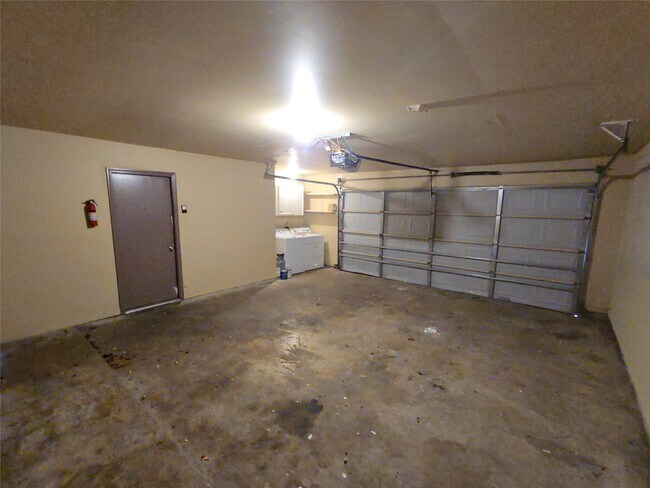 Building Photo - 13806 Long Glen Dr