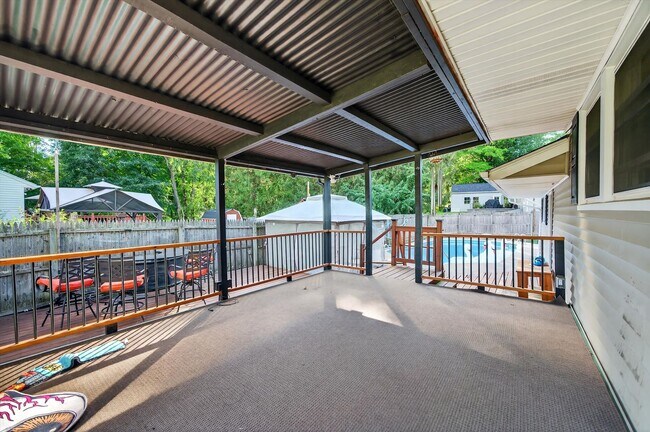 Building Photo - Spacious 4 BR/2BA home corner-lot in Warwi...