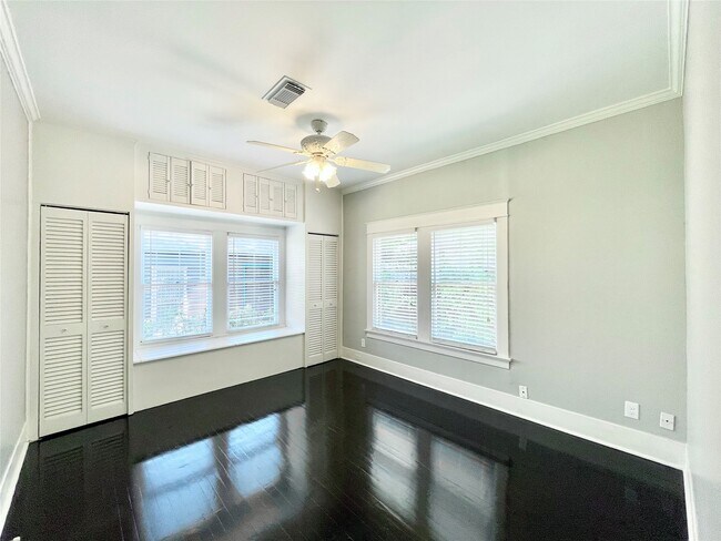 Building Photo - 831 Pizer St