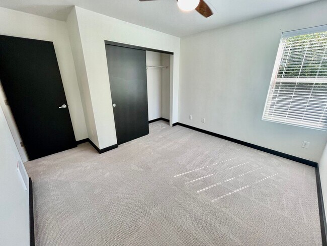 Building Photo - ** HALF MONTH'S FREE RENT **Modern 3bd/2.5...