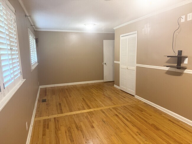 Building Photo - 1618 Cambridge Dr