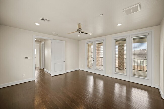 Building Photo - 2003 Covent Garden Station