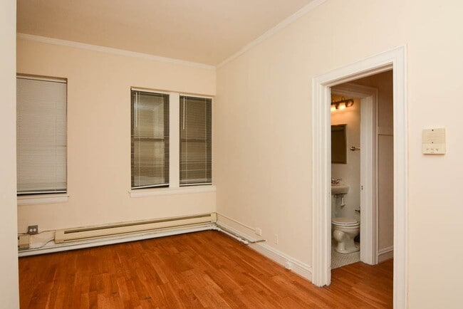 Building Photo - 4650 N Paulina St