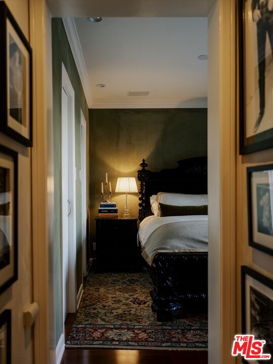 Building Photo - 1219 Sunset Plaza Dr Dr