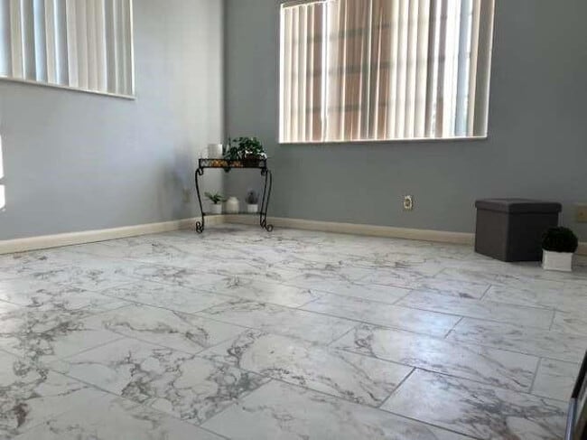 Building Photo - 317 Lake Evelyn Dr