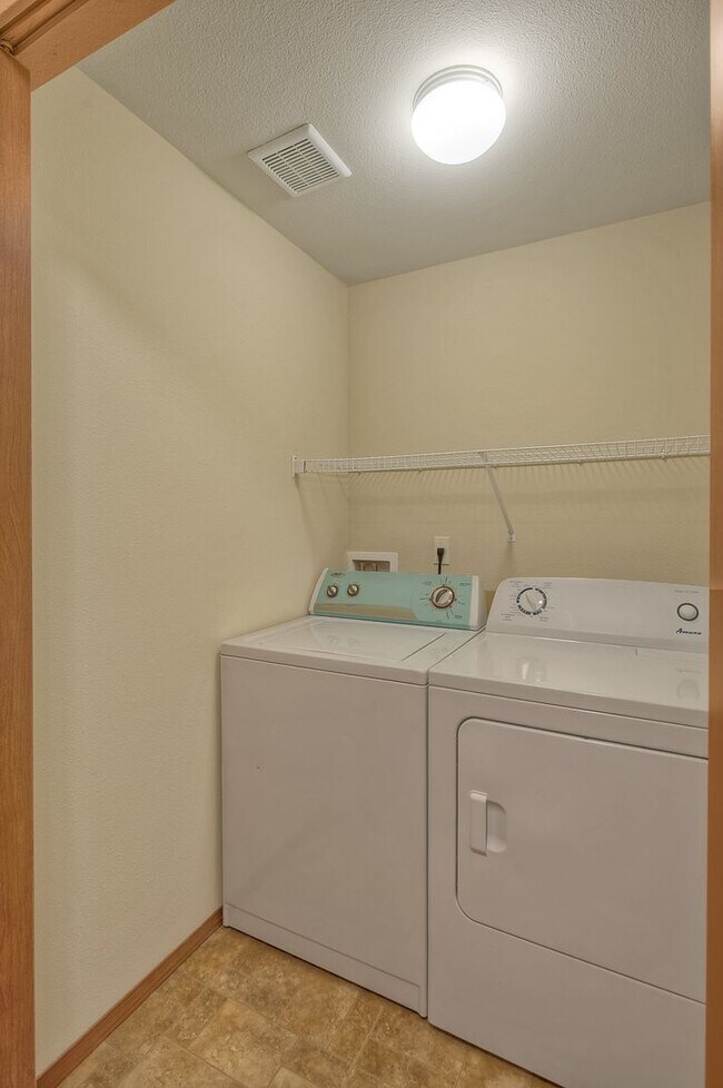 Building Photo - SOUTH SEATTLE HOME WITH YARD & 2 CAR GARAGE!