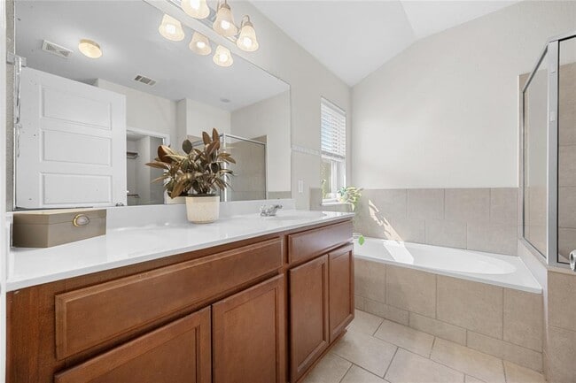 Building Photo - 5501 Bradford Pear Ln