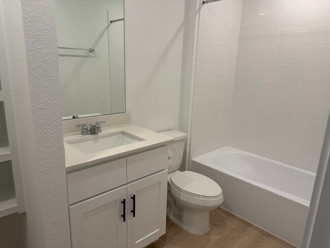 Building Photo - 407 Robin Ct