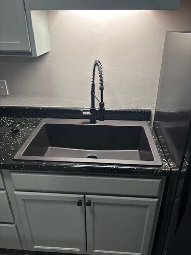 Building Photo - Camden Pointe Apartments